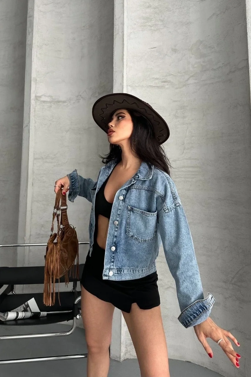 Çift cepli kol katlamalı kar yıkama crop kot ceket mavi