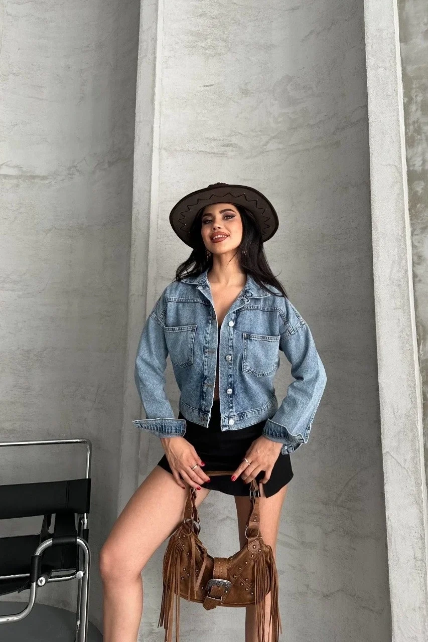 Çift cepli kol katlamalı kar yıkama crop kot ceket mavi