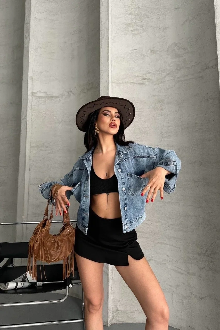 Çift cepli kol katlamalı kar yıkama crop kot ceket mavi