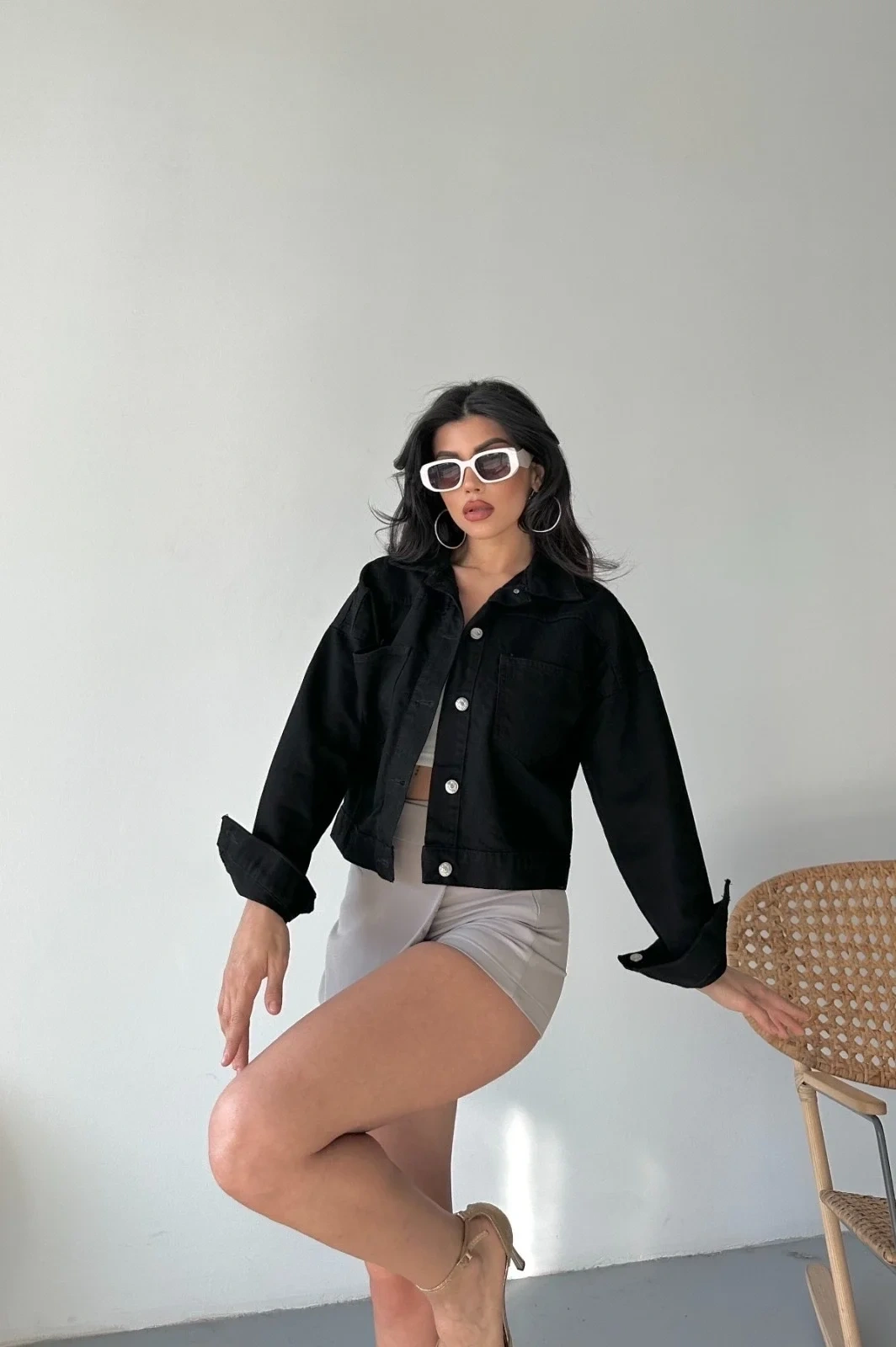 Çift cepli kol katlamalı süper taş enzim yıkamalı crop kot ceket siyah