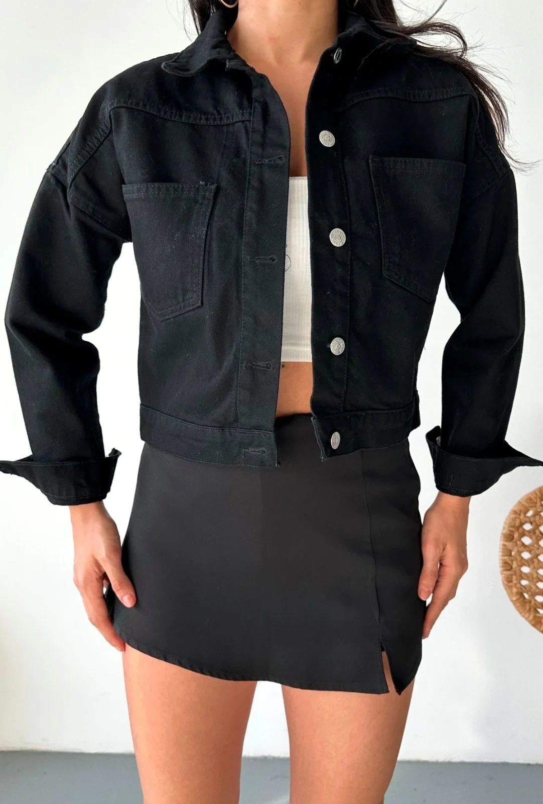 Çift cepli kol katlamalı süper taş enzim yıkamalı crop kot ceket siyah