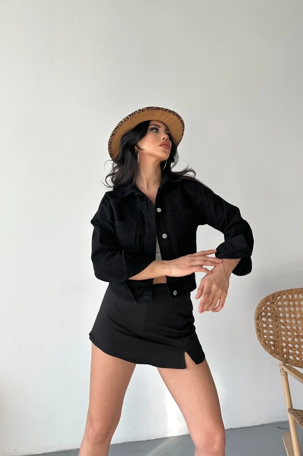 Çift cepli kol katlamalı süper taş enzim yıkamalı crop kot ceket siyah