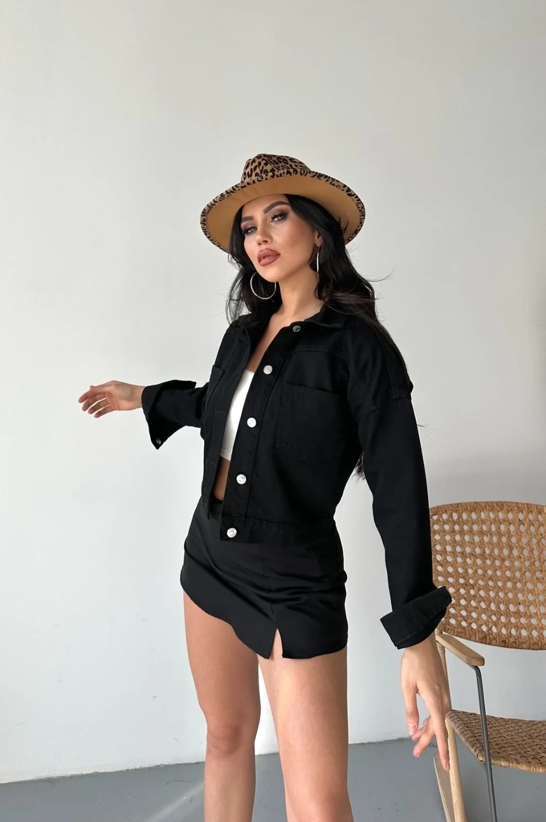 Çift cepli kol katlamalı süper taş enzim yıkamalı crop kot ceket siyah