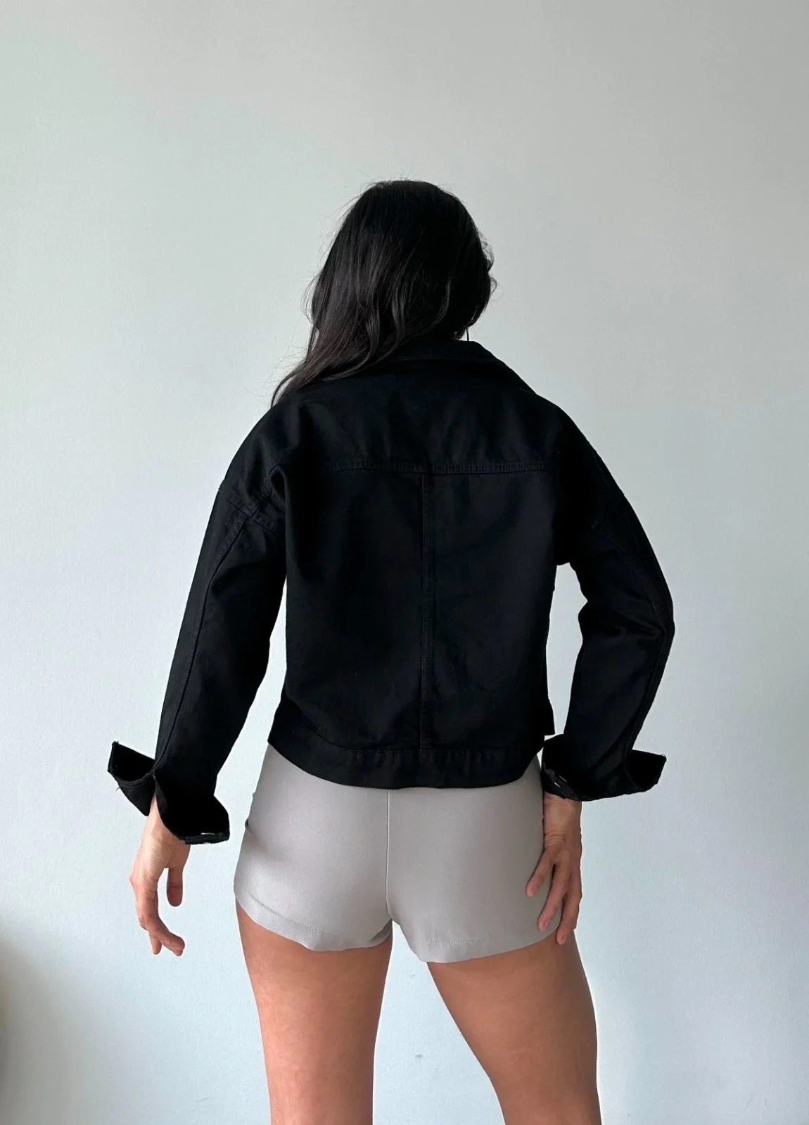 Çift cepli kol katlamalı süper taş enzim yıkamalı crop kot ceket siyah