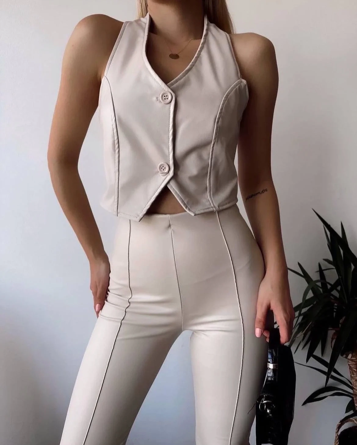 İki düğmeli deri yelek krem