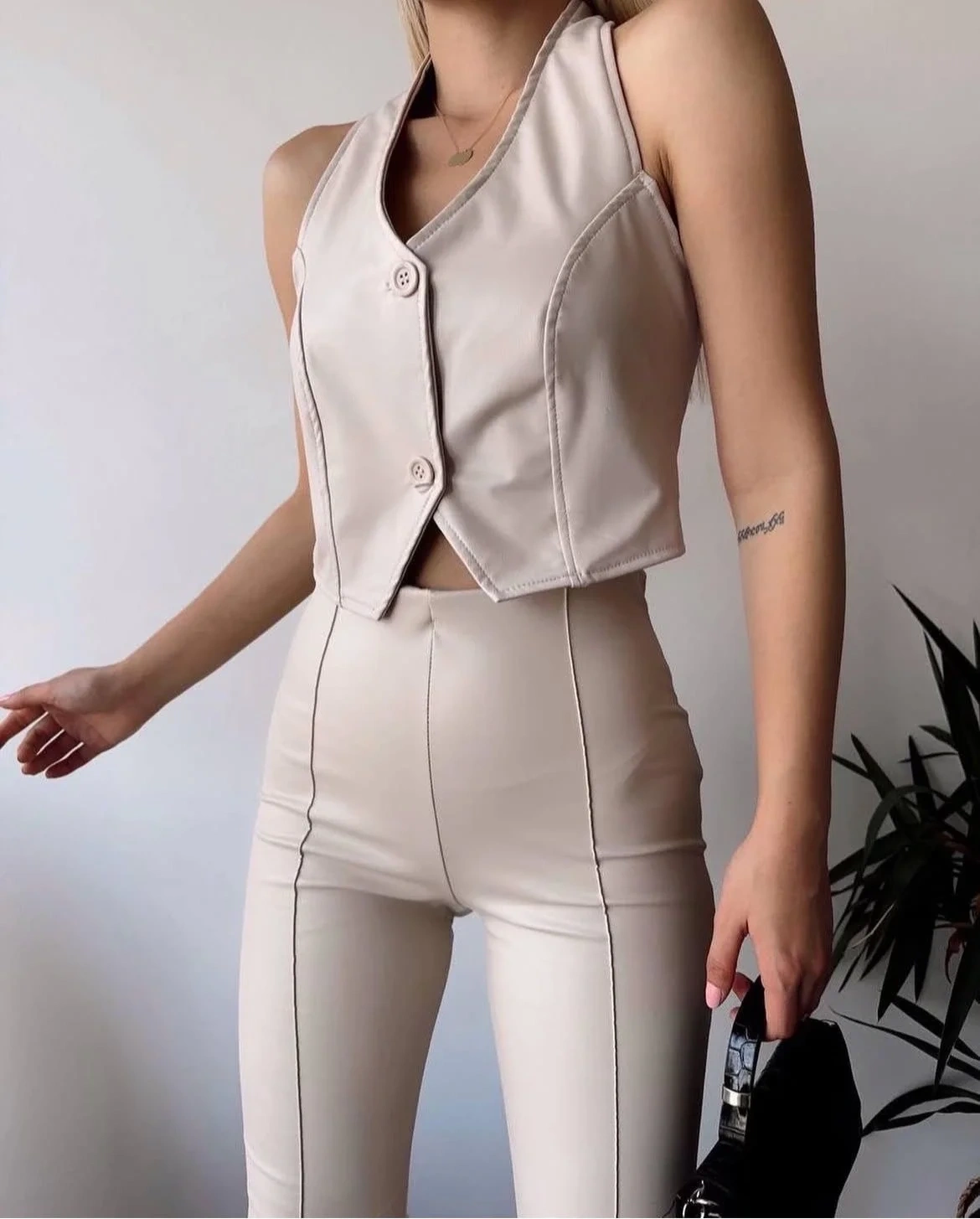 İki düğmeli deri yelek krem