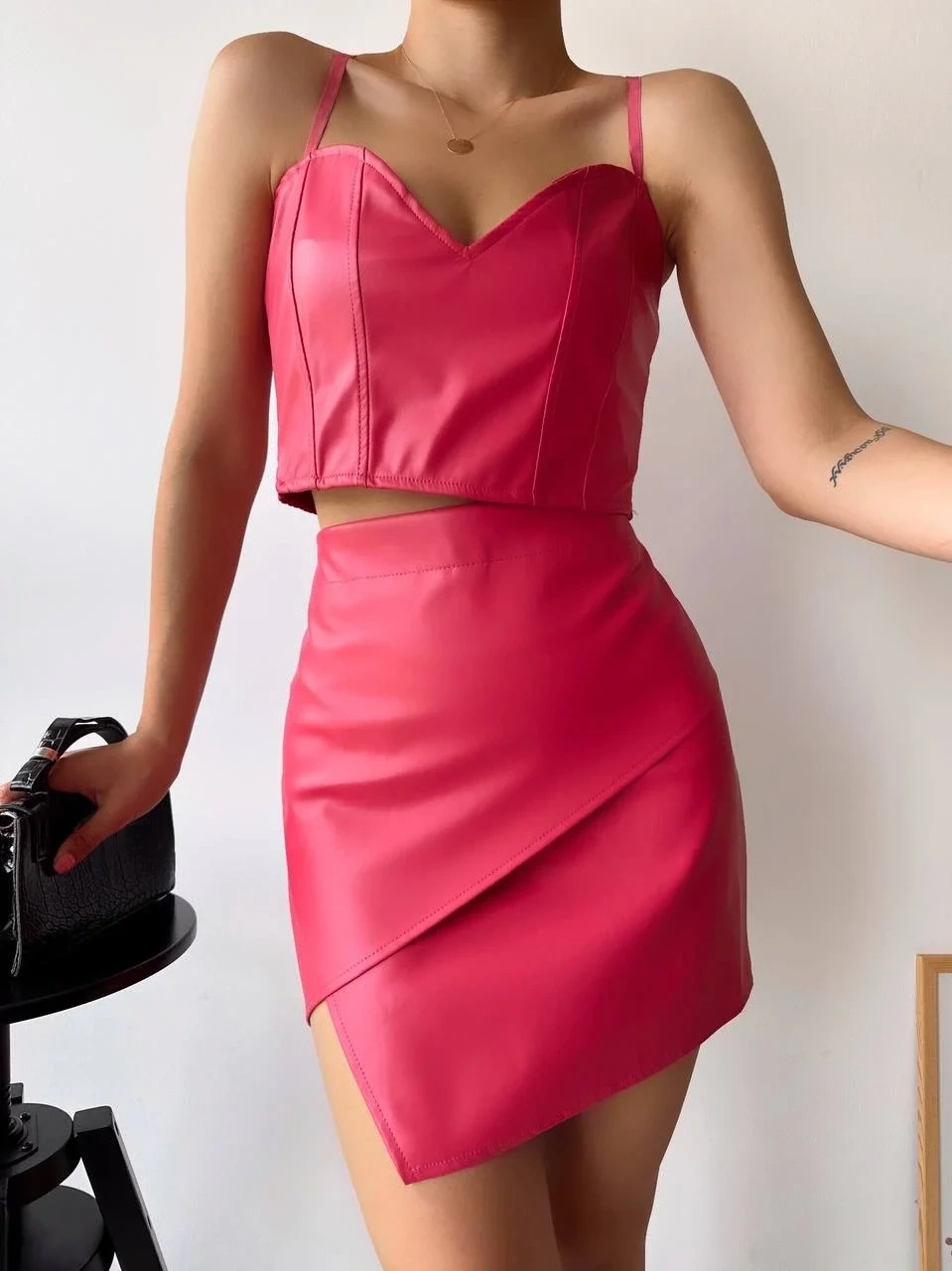 Kapaklı asimetrik model deri etek pembe