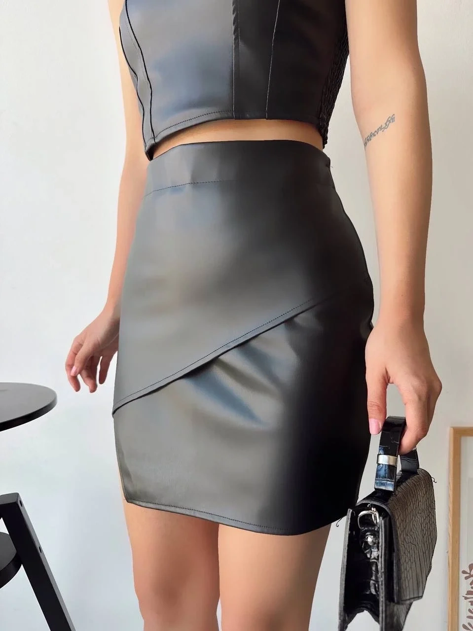 Kapaklı asimetrik model deri etek siyah