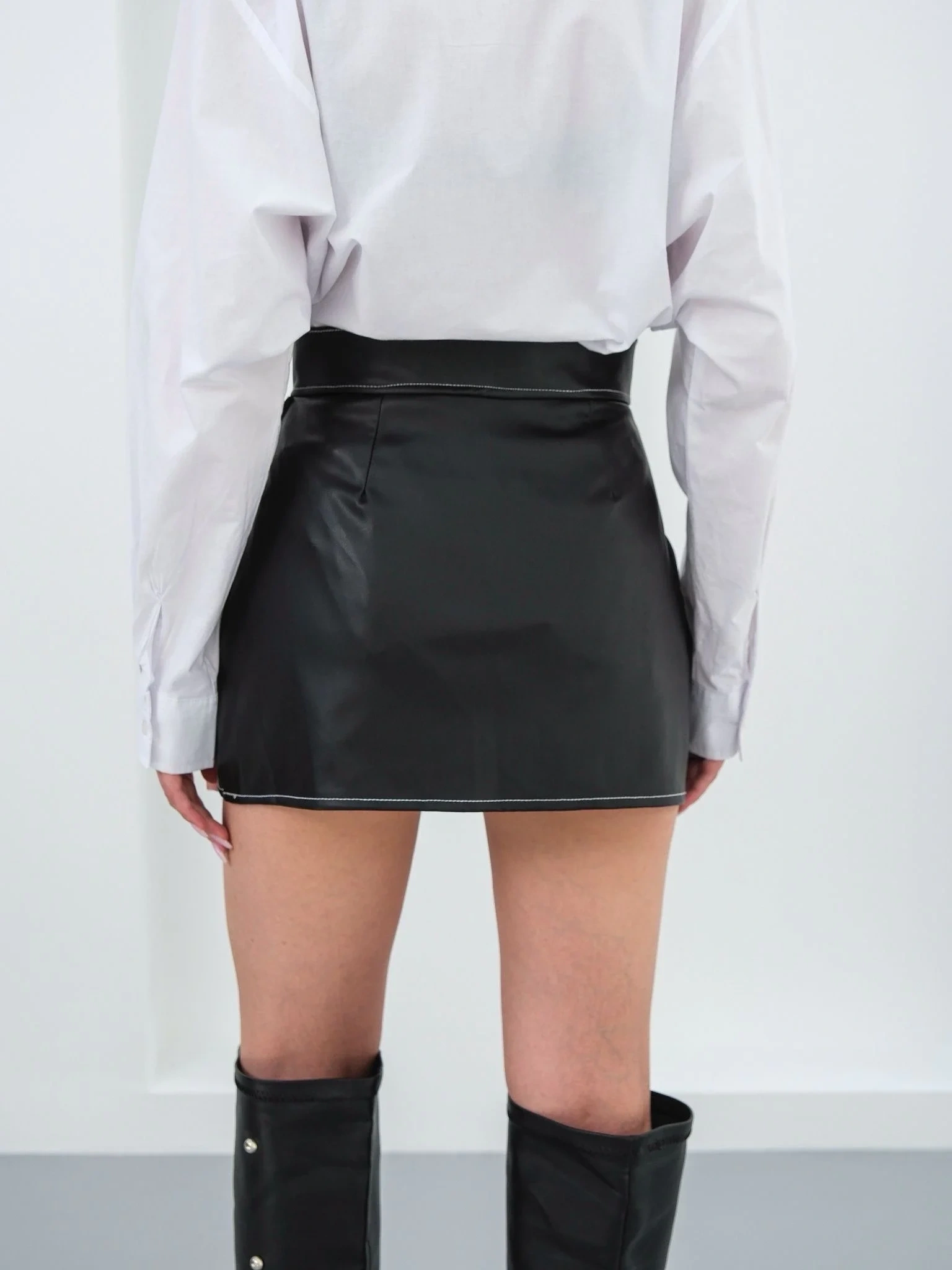 Kontrast deri etek siyah