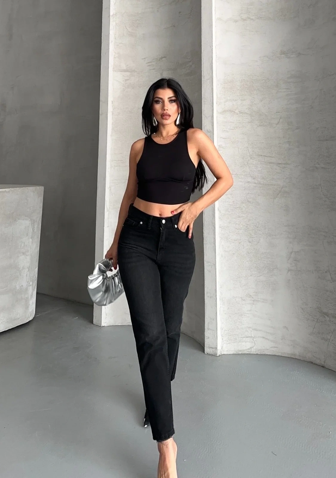 Mom fit enzim bıyıklı taş yıkama jeans pantolon siyah