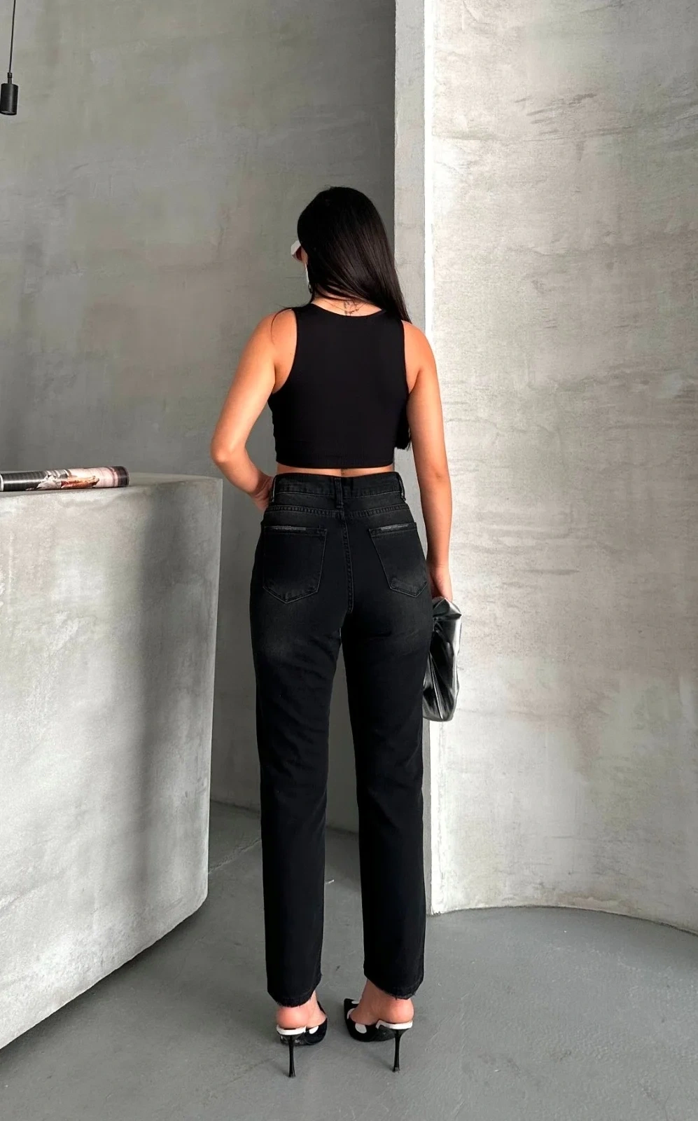 Mom fit enzim bıyıklı taş yıkama jeans pantolon siyah