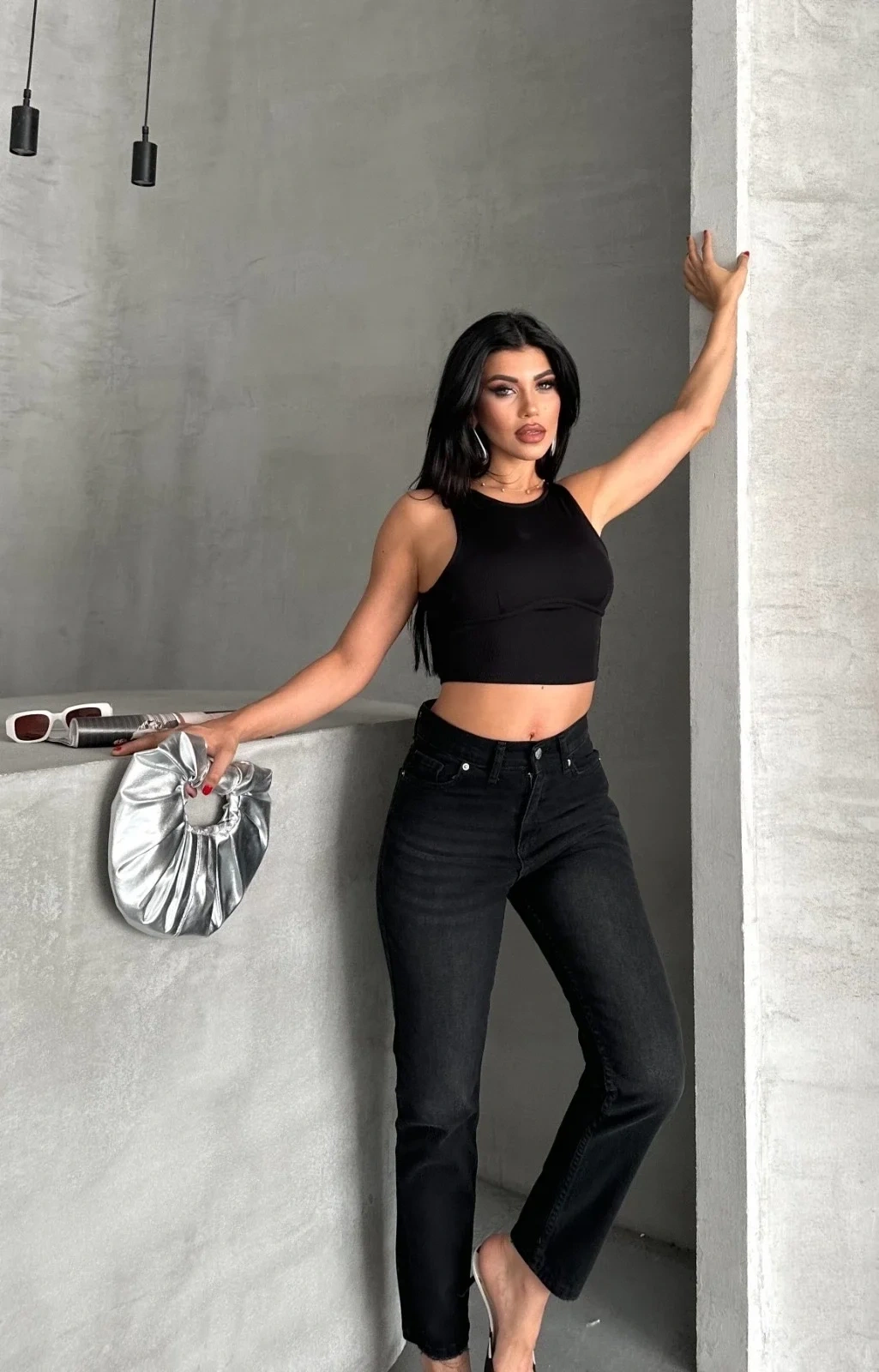 Mom fit enzim bıyıklı taş yıkama jeans pantolon siyah