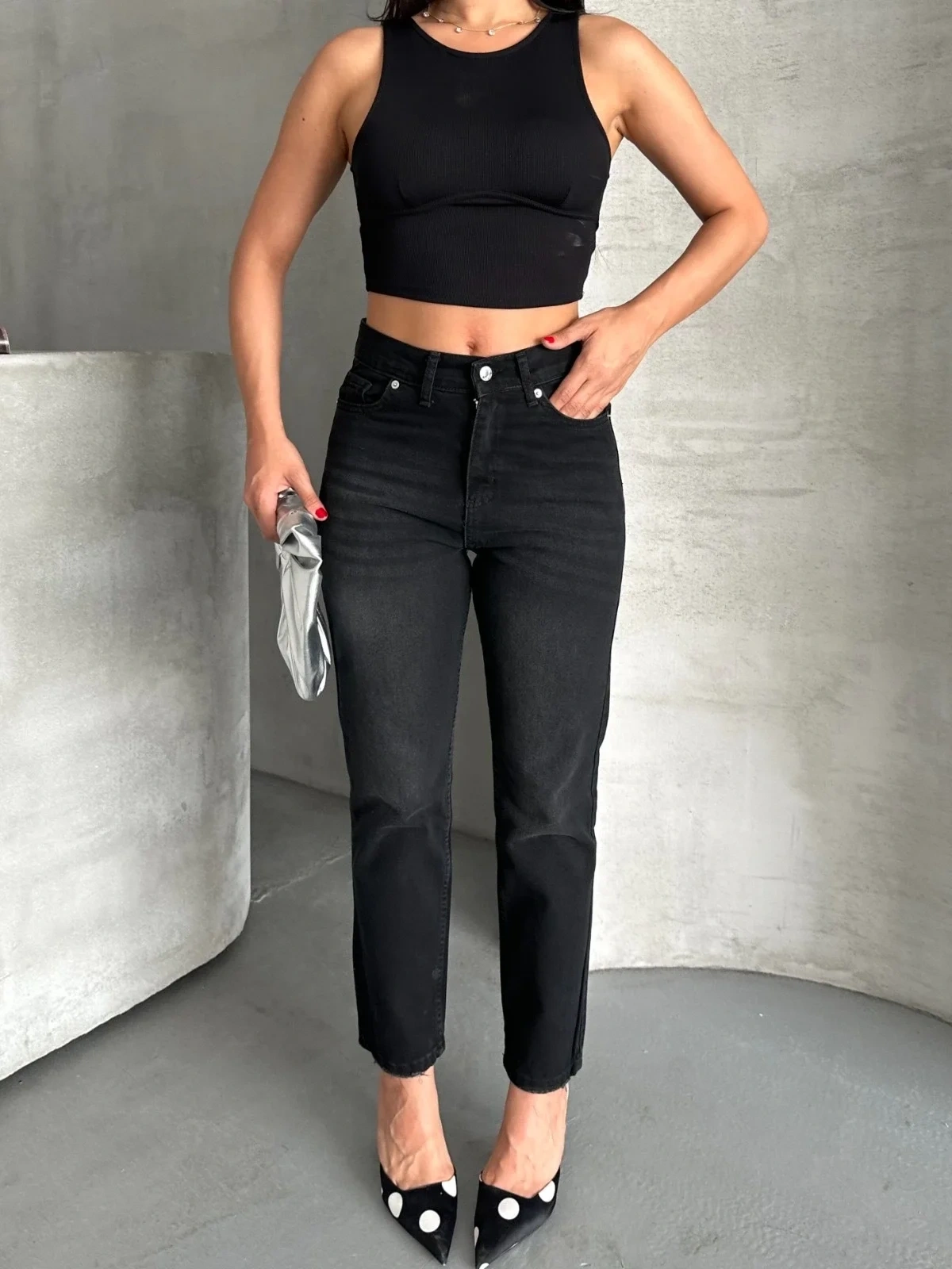 Mom fit enzim bıyıklı taş yıkama jeans pantolon siyah