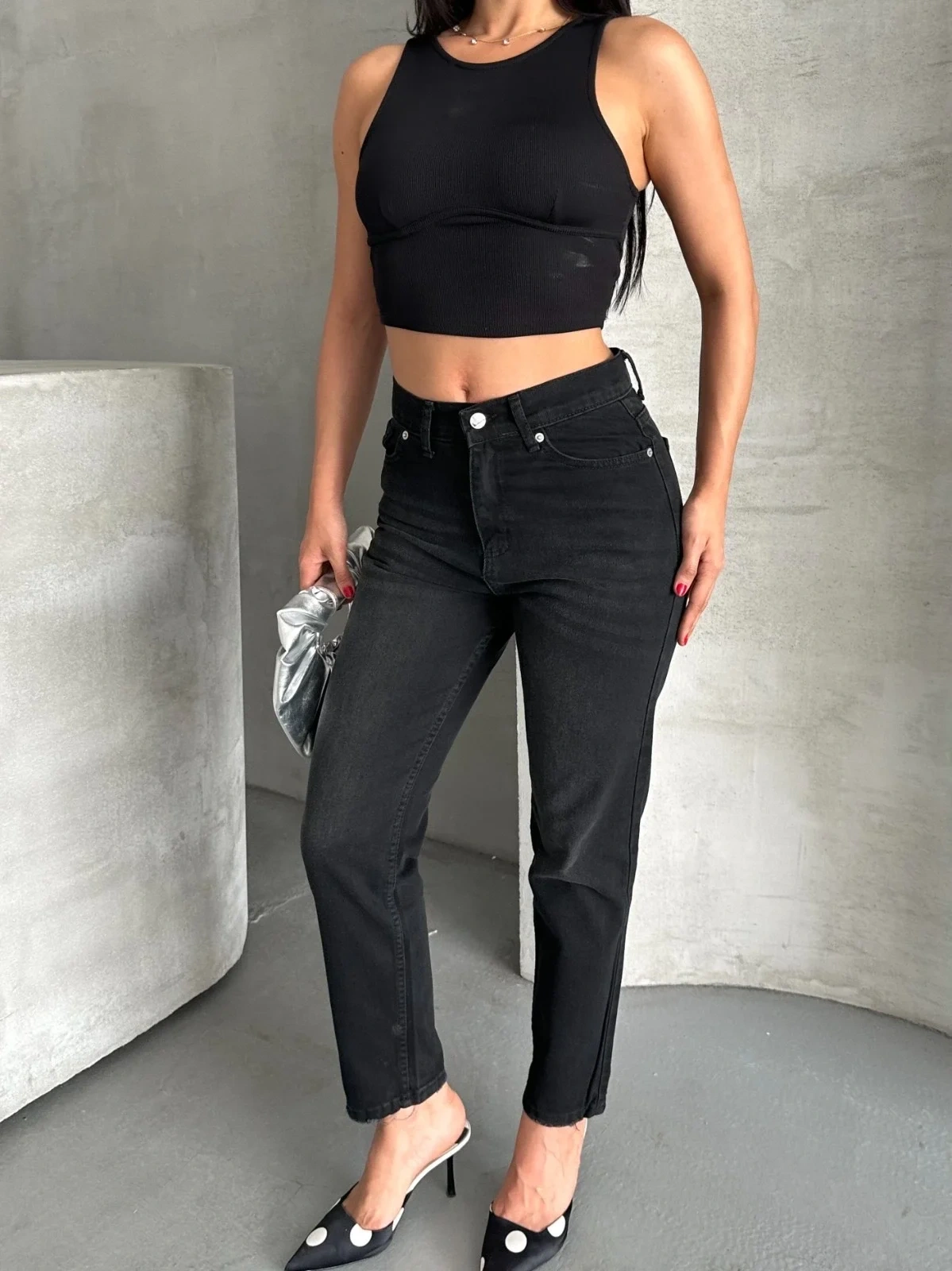 Mom fit enzim bıyıklı taş yıkama jeans pantolon siyah