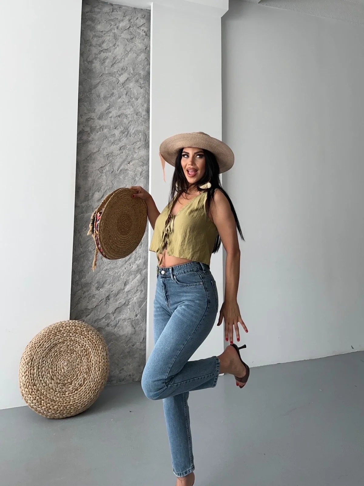 Mom fit kar yıkama bıyık detaylı jeans pantolon