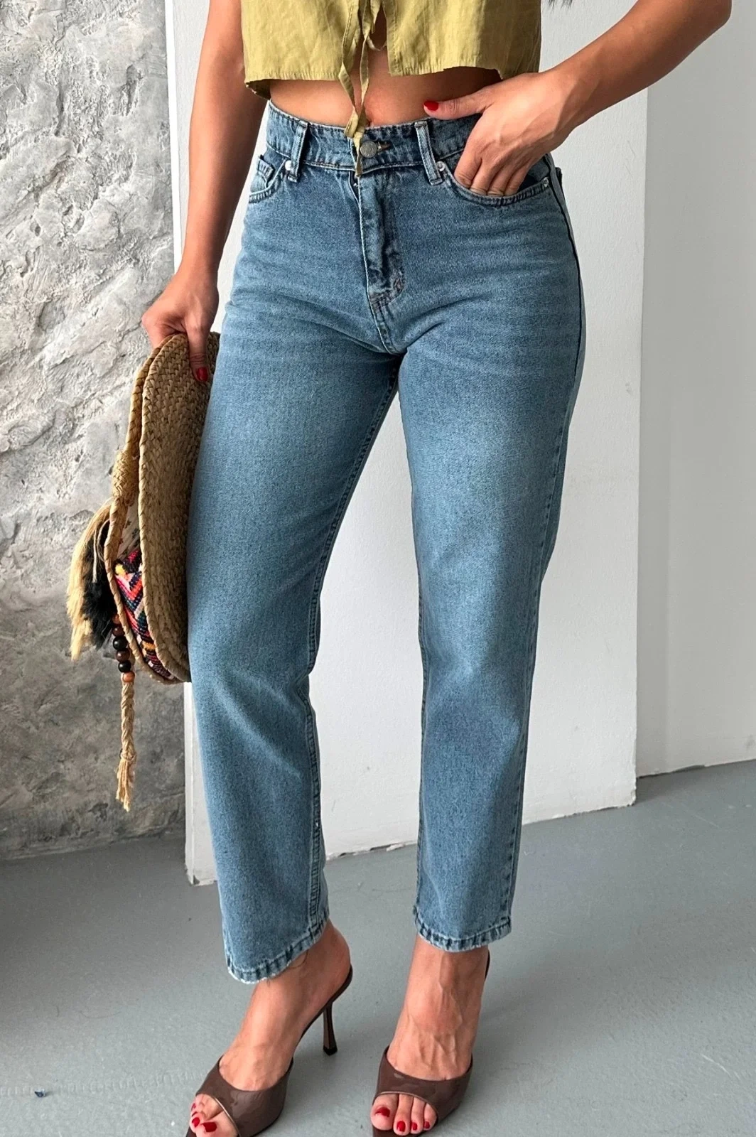 Mom fit kar yıkama bıyık detaylı jeans pantolon