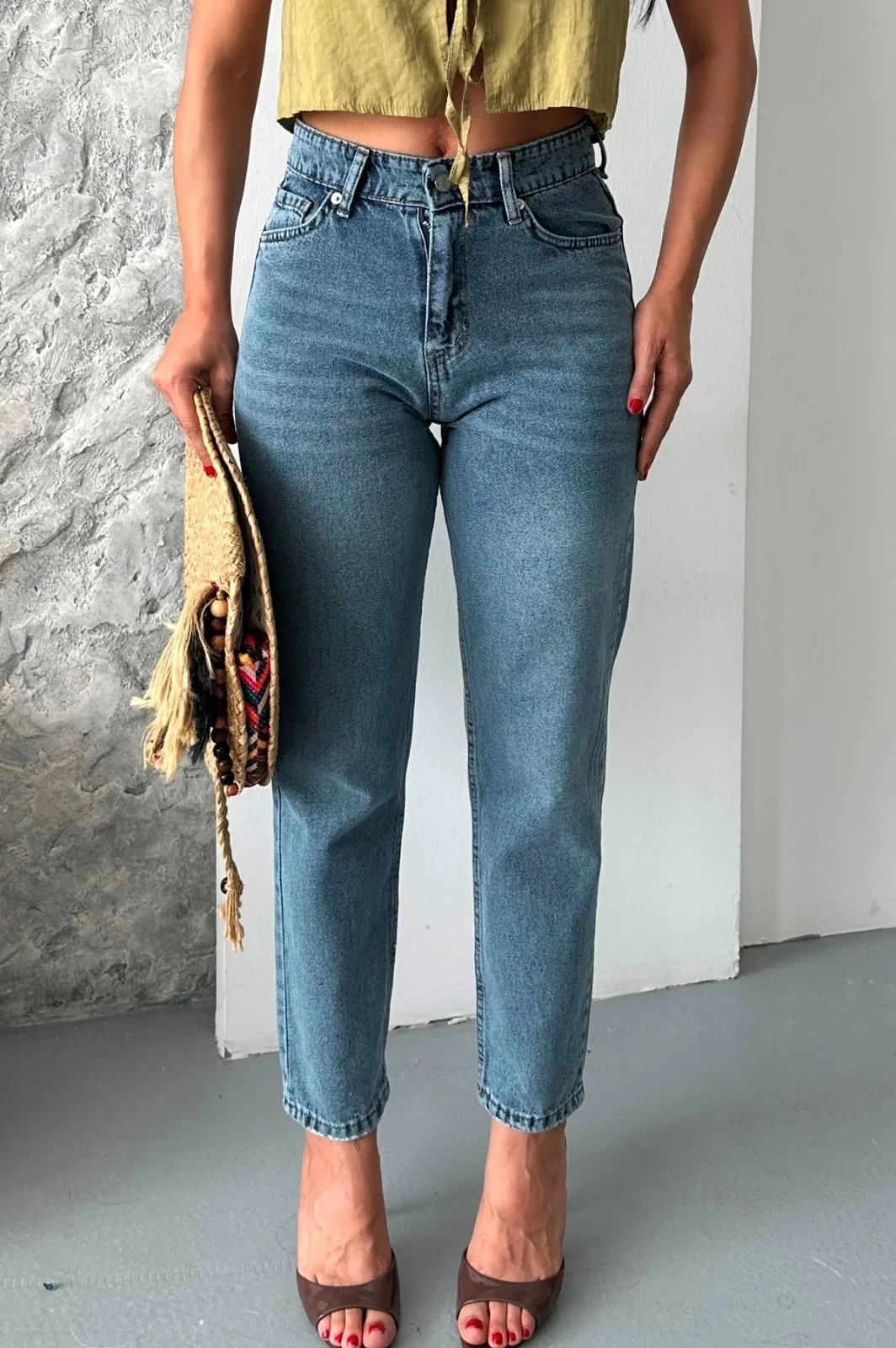 Mom fit kar yıkama bıyık detaylı jeans pantolon