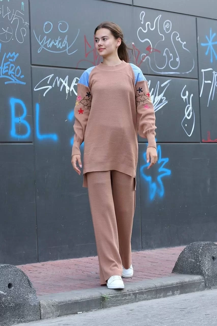 Omuz detaylı kol nakışlı ikili alt üst triko takım vizon