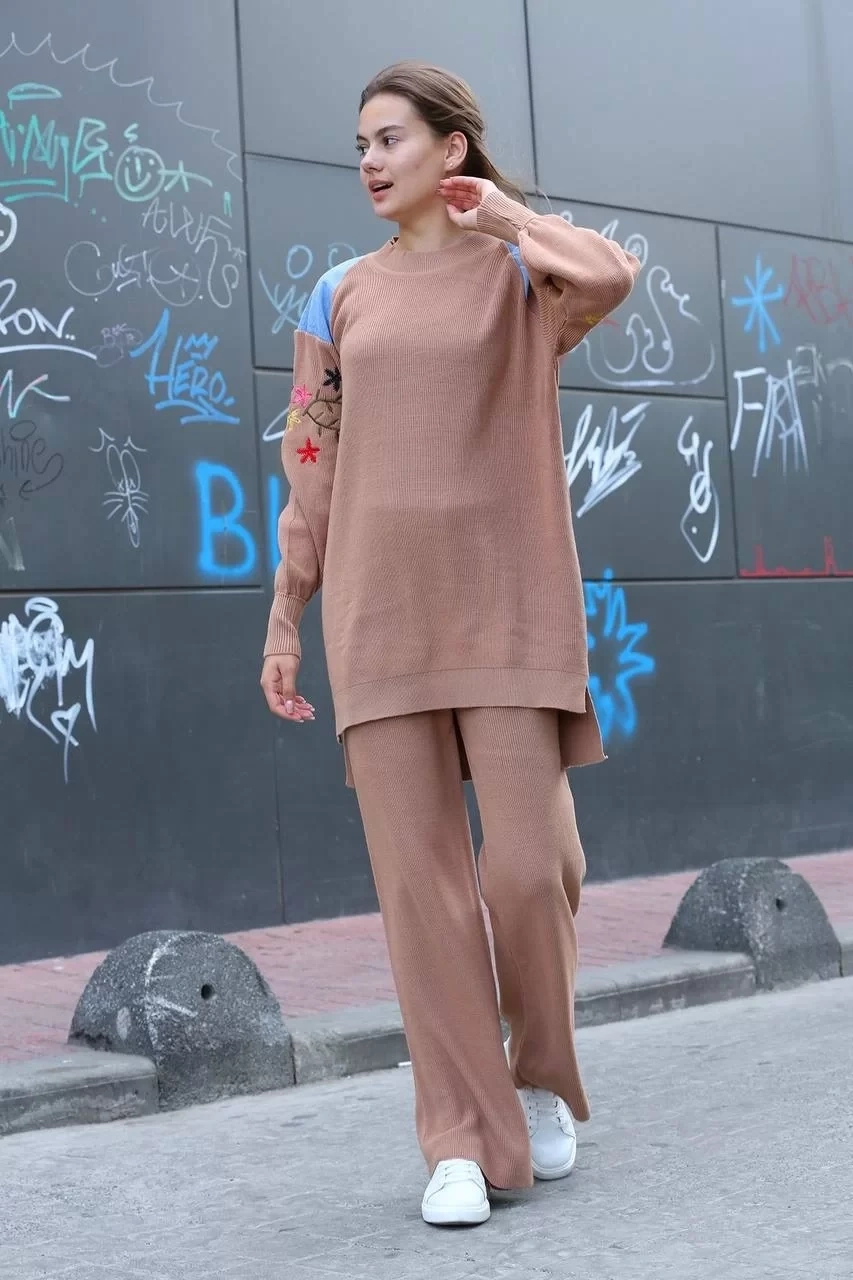 Omuz detaylı kol nakışlı ikili alt üst triko takım vizon