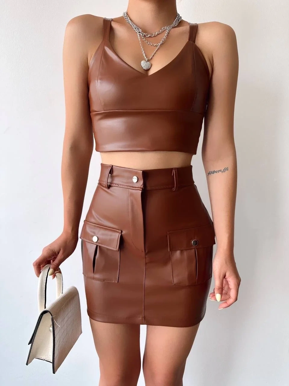 Önden iki cepli deri etek kahve h240040