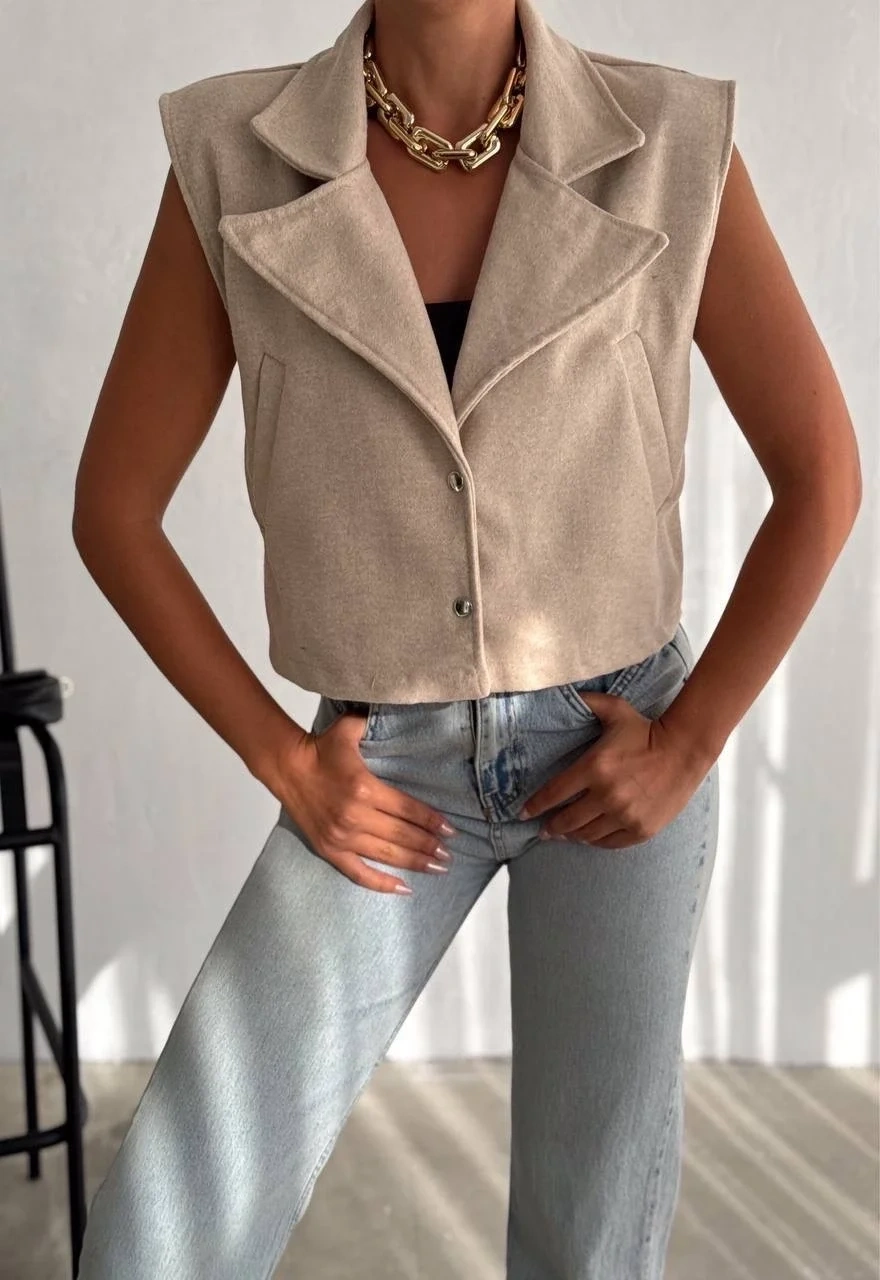 Önü çıtçıtlı cepli kaşe yelek bej