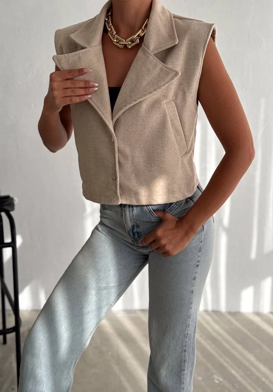 Önü çıtçıtlı cepli kaşe yelek bej