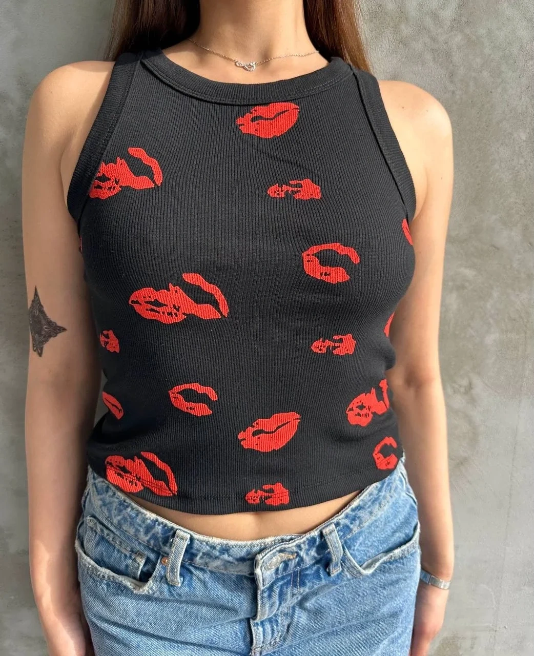 Öpücük baskılı bluz