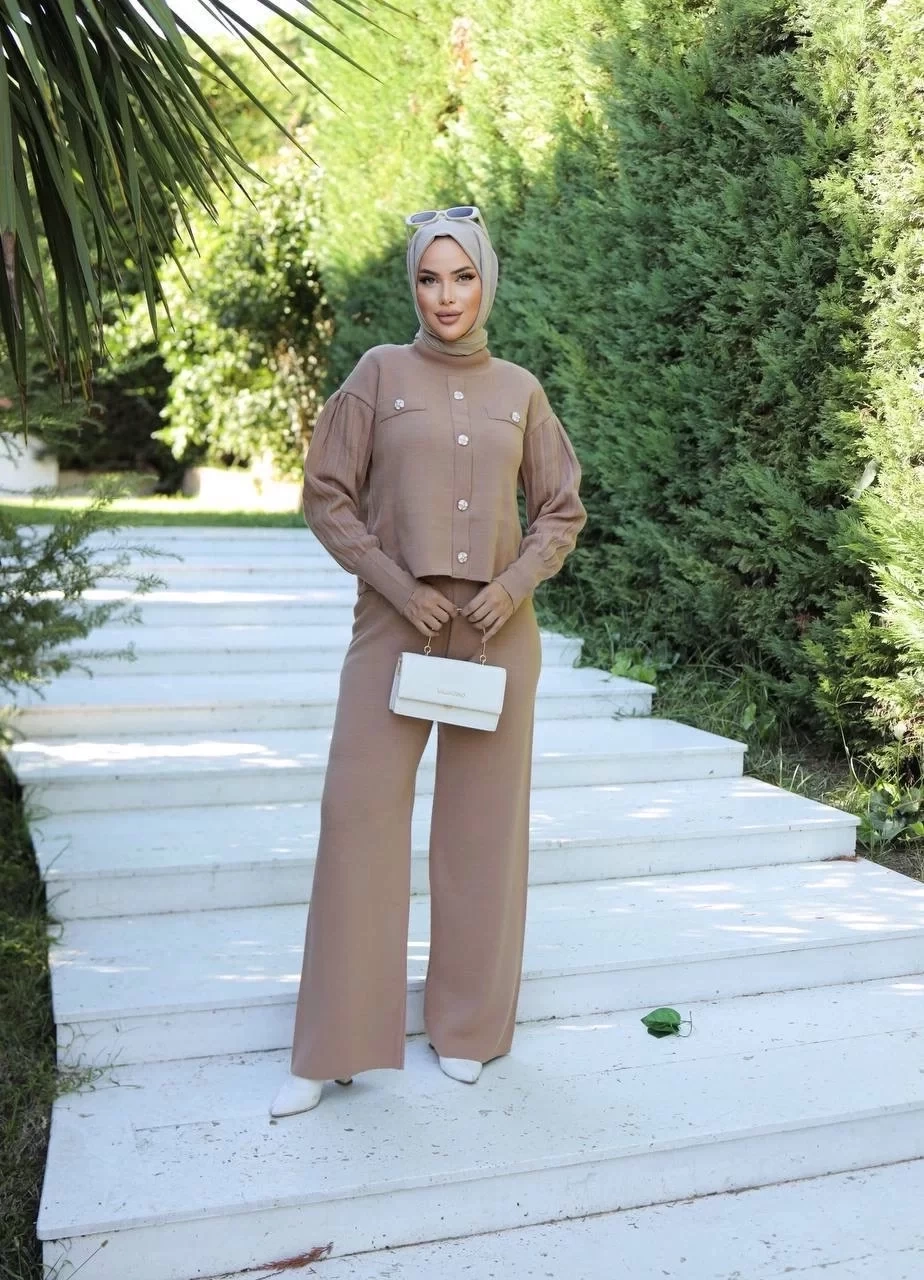 Taş düğmeli ikili triko takım vizon