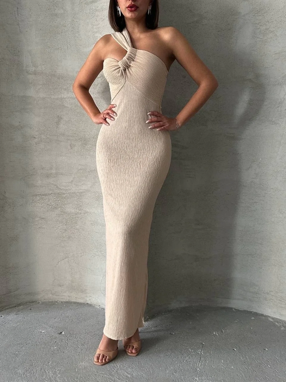 Tek omuz pliseli elbise