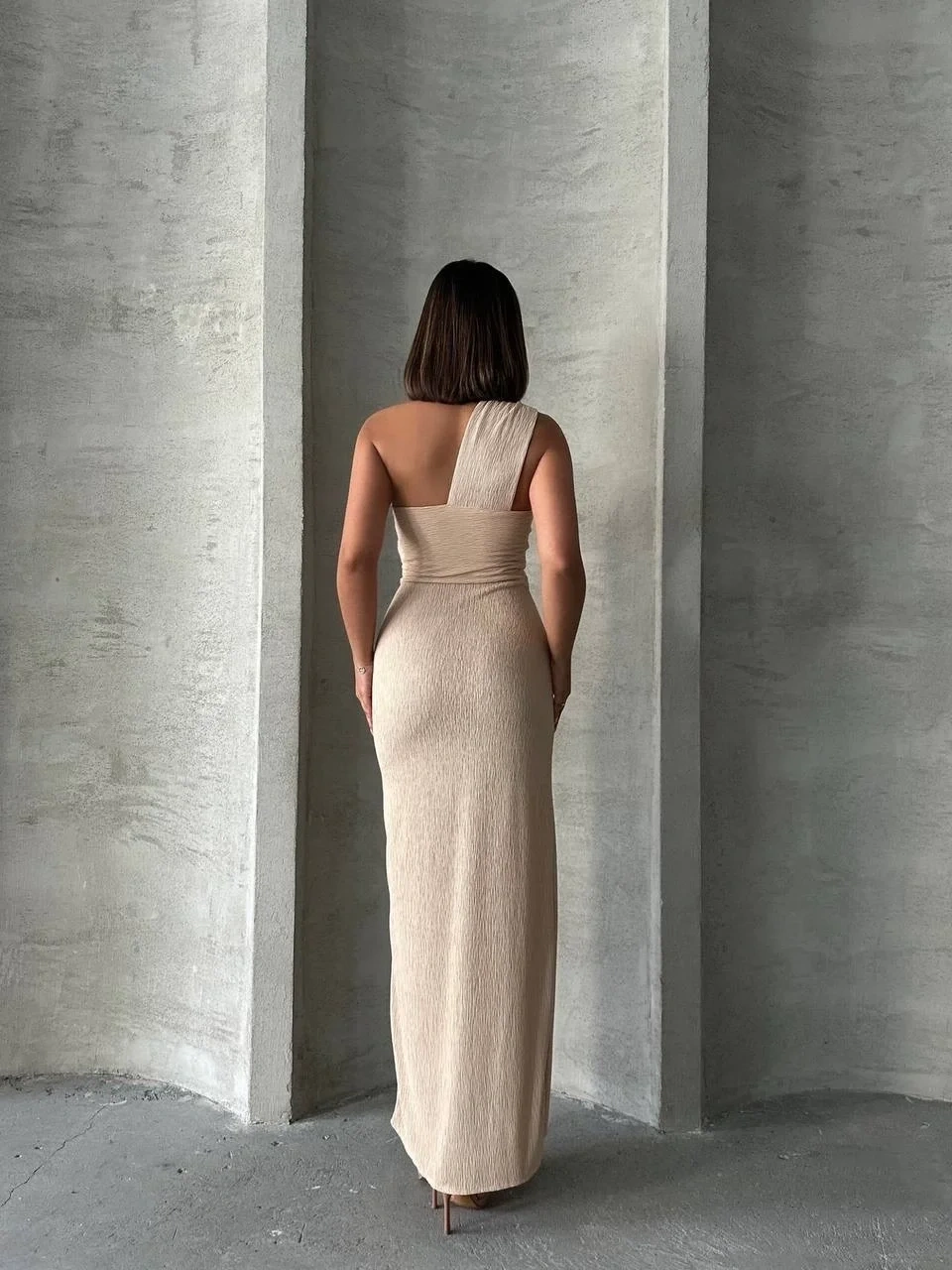 Tek omuz pliseli elbise