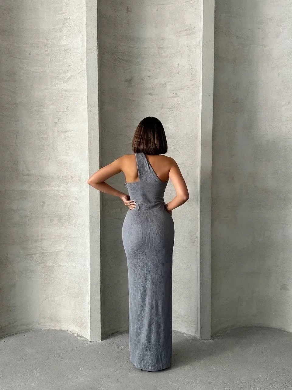 Tek omuz pliseli elbise