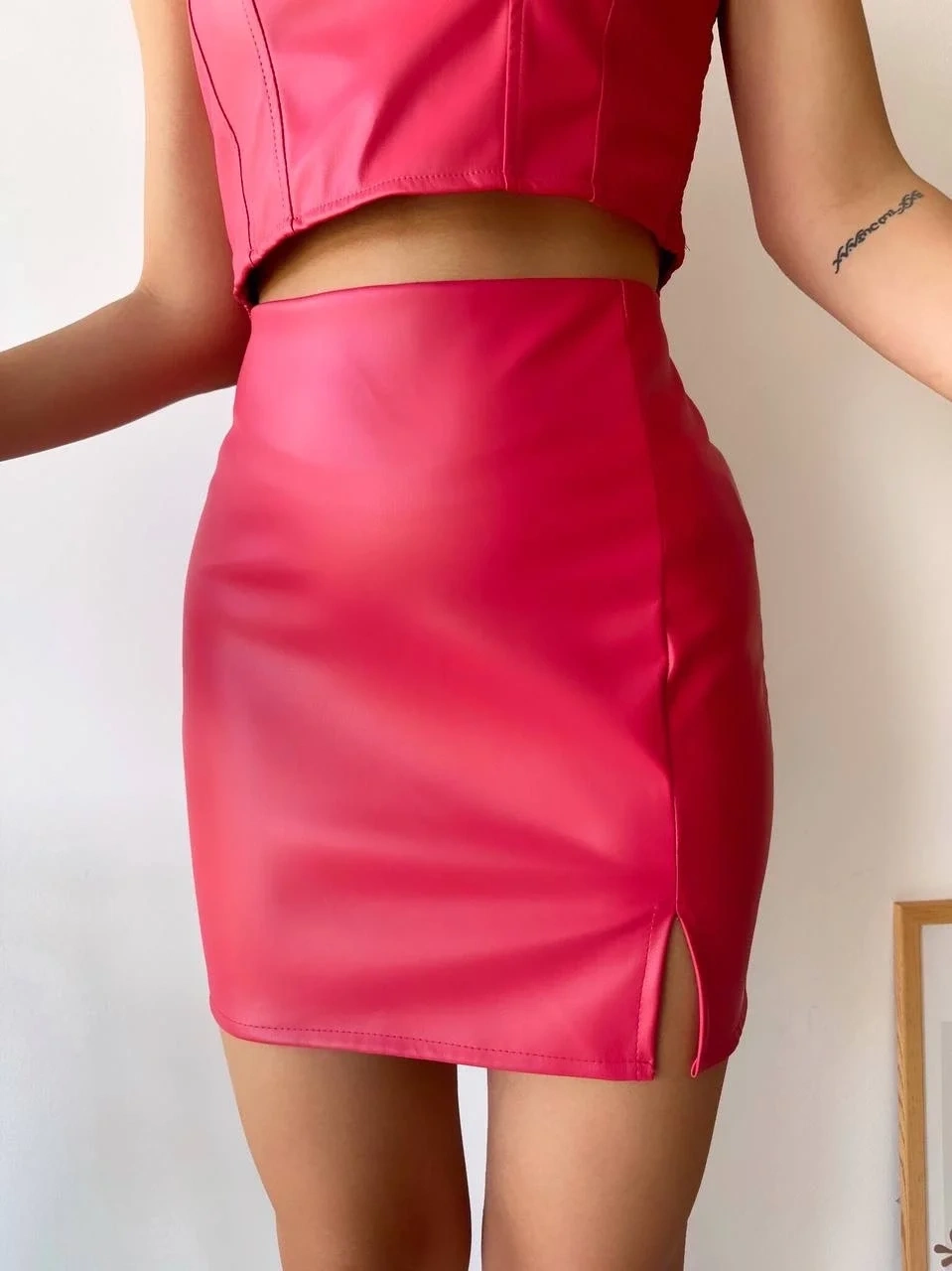 Tek yırtmaçlı arkadan fermuarlı deri etek fuşya