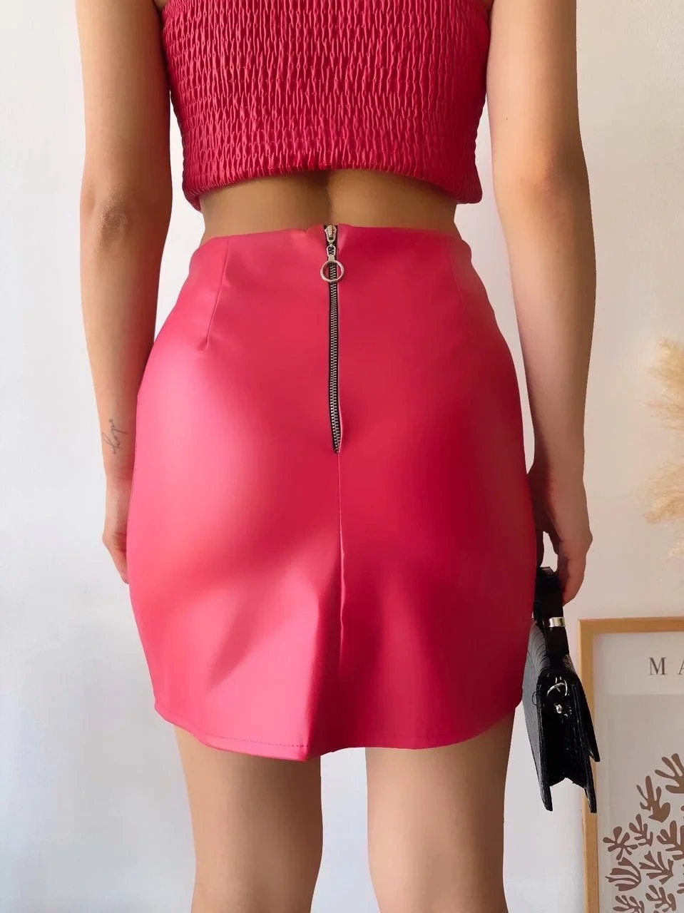 Tek yırtmaçlı arkadan fermuarlı deri etek fuşya