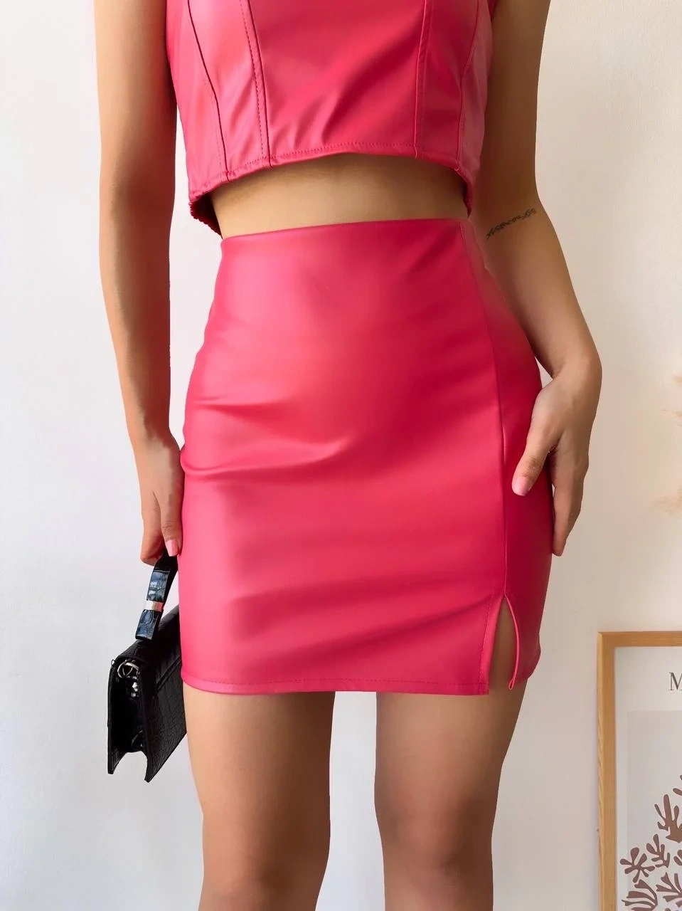 Tek yırtmaçlı arkadan fermuarlı deri etek fuşya