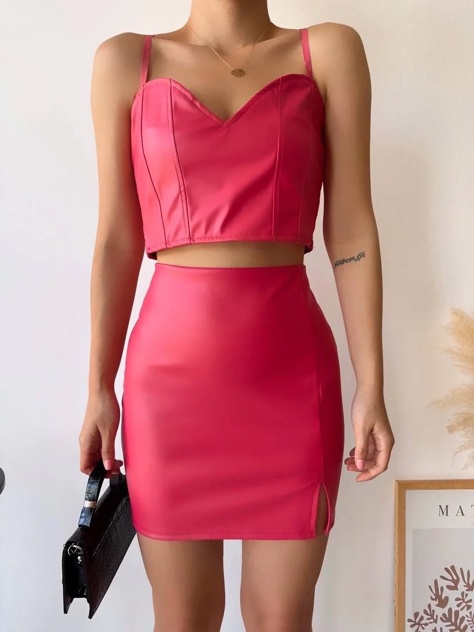 Tek yırtmaçlı arkadan fermuarlı deri etek fuşya