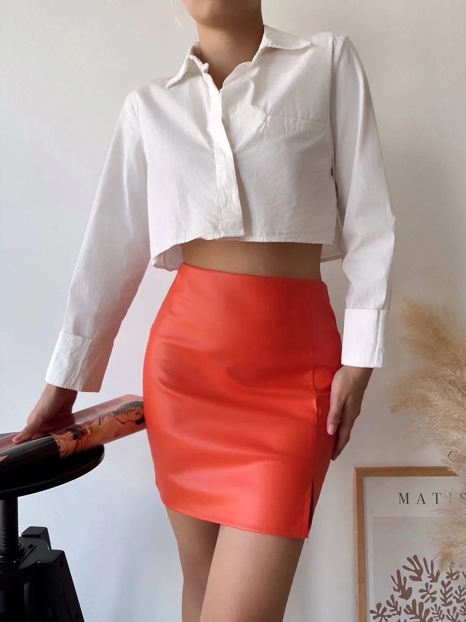 Tek yırtmaçlı arkadan fermuarlı deri etek turuncu