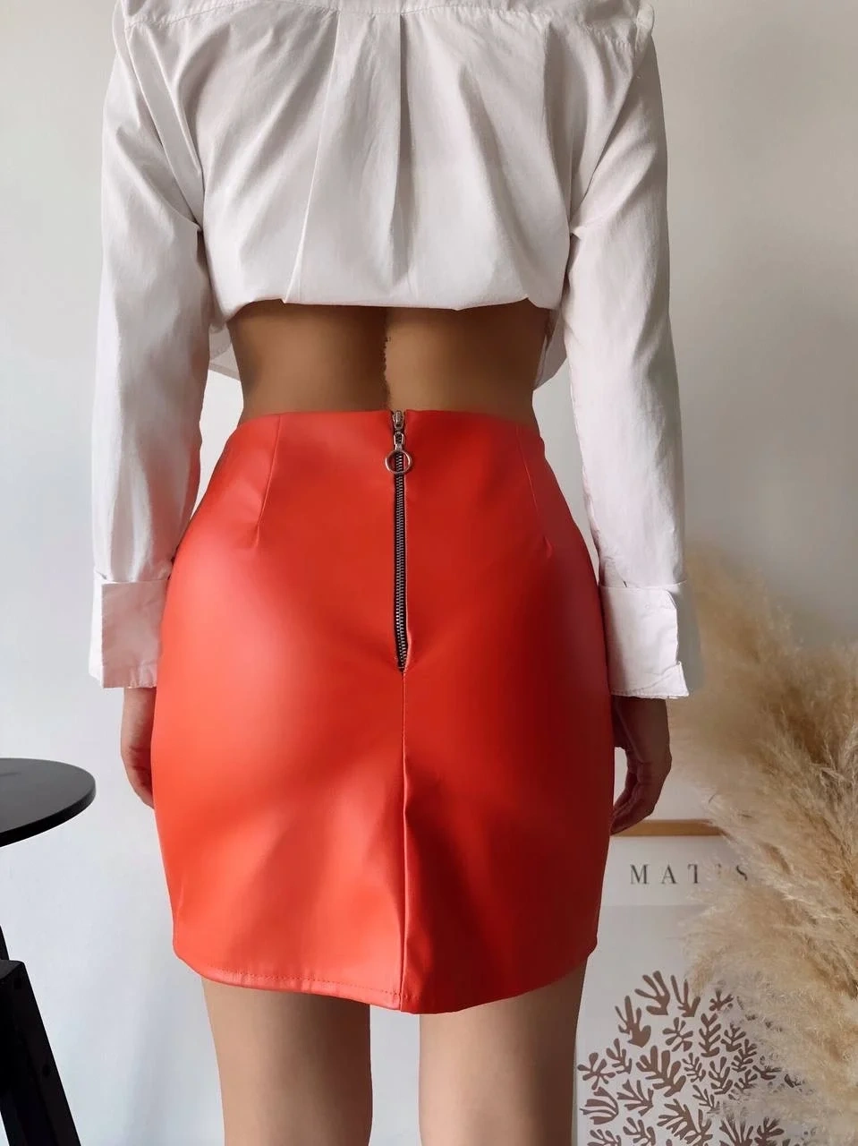 Tek yırtmaçlı arkadan fermuarlı deri etek turuncu