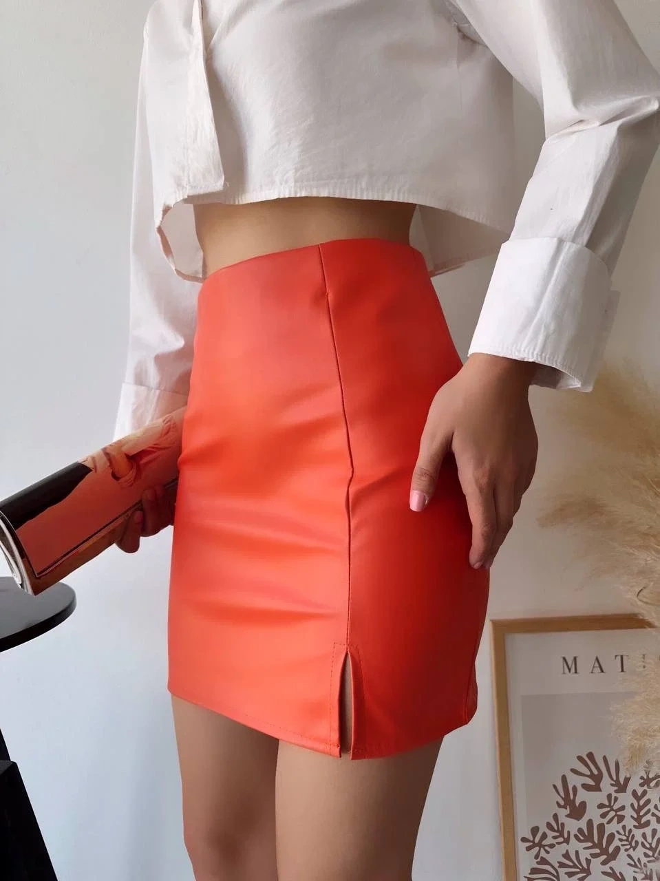 Tek yırtmaçlı arkadan fermuarlı deri etek turuncu