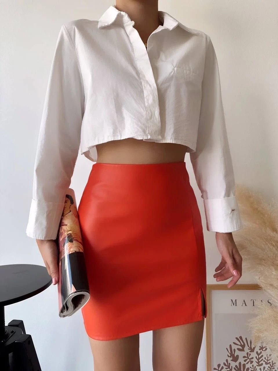 Tek yırtmaçlı arkadan fermuarlı deri etek turuncu