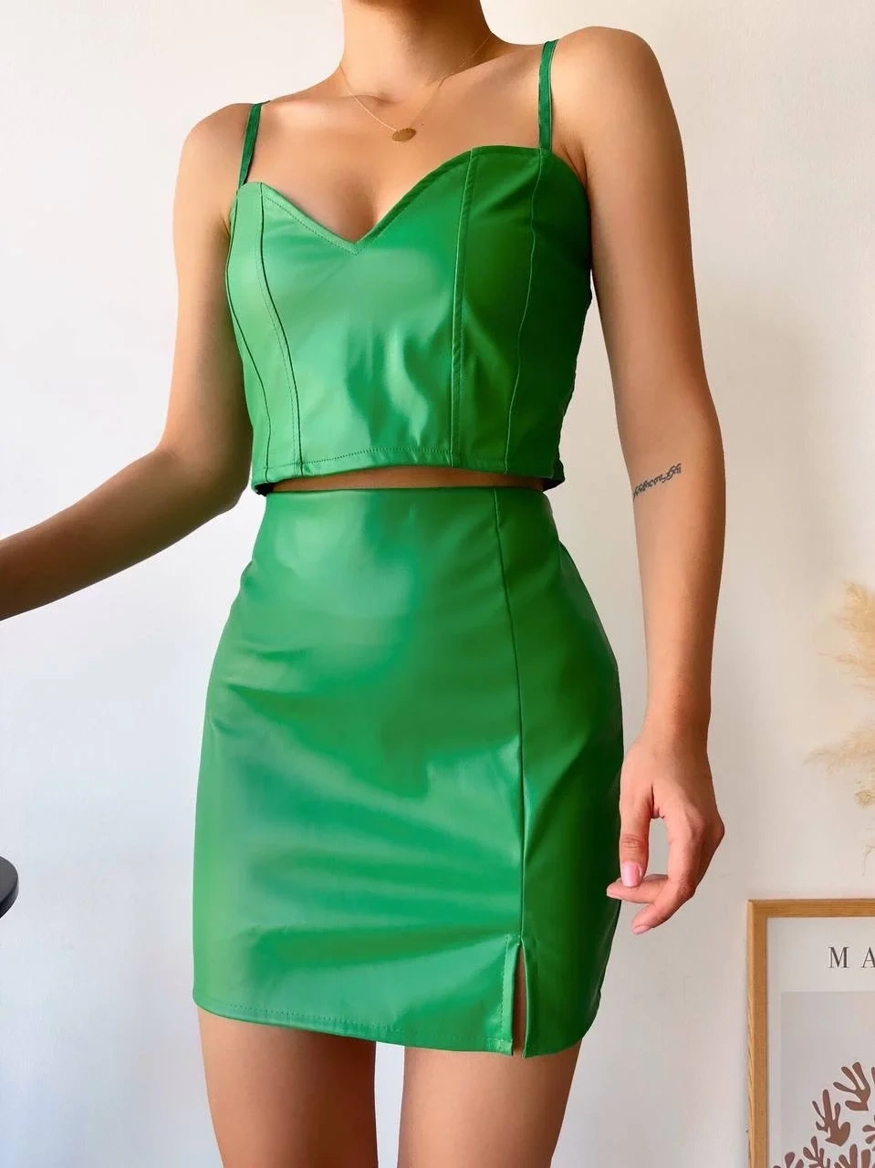 Tek yırtmaçlı arkadan fermuarlı deri etek yeşil