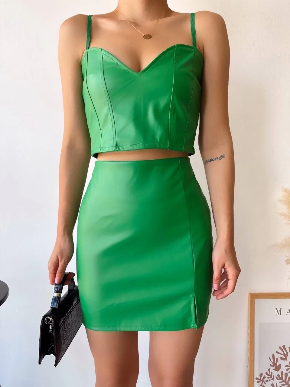 Tek yırtmaçlı arkadan fermuarlı deri etek yeşil s24475