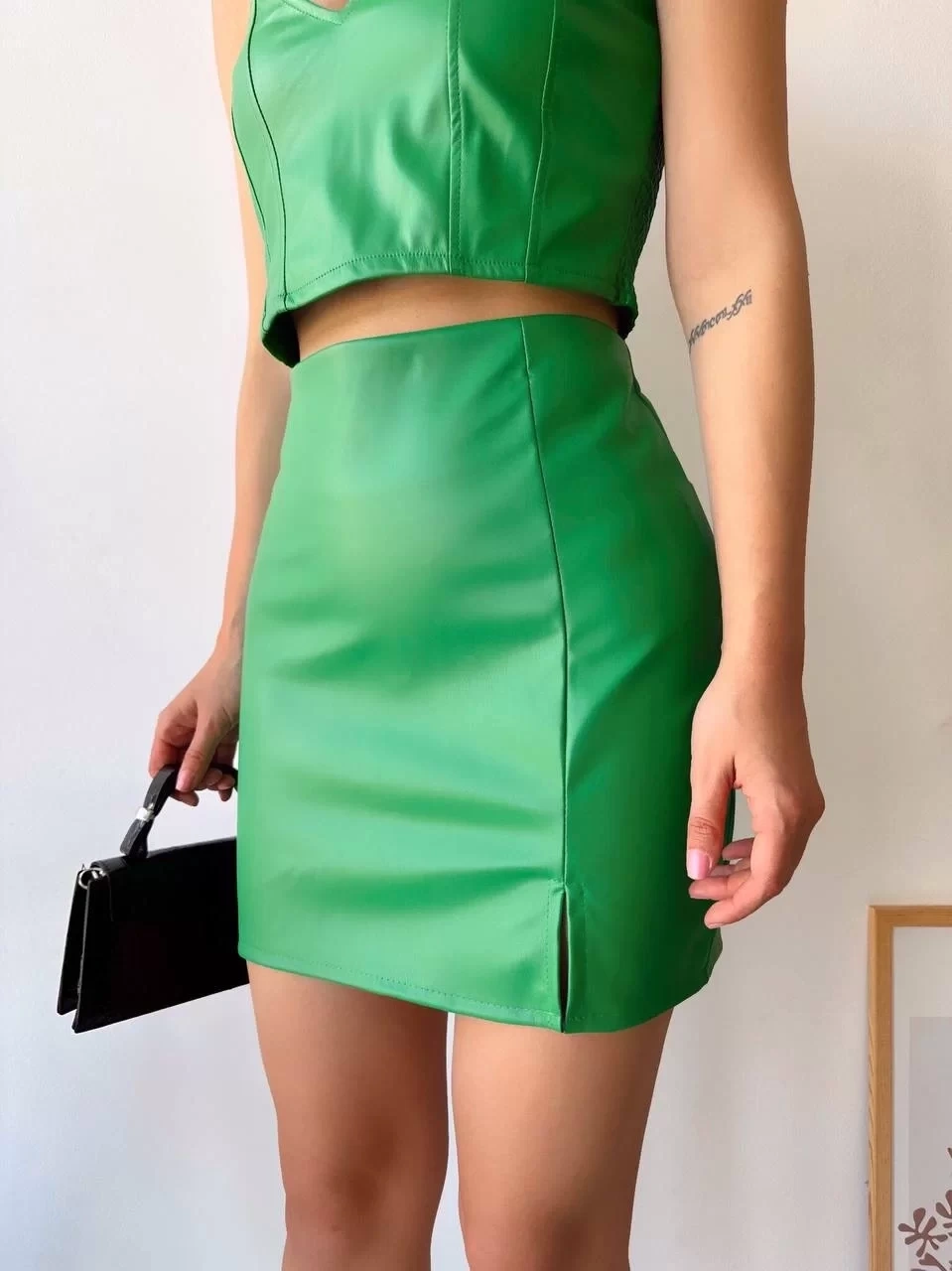 Tek yırtmaçlı arkadan fermuarlı deri etek yeşil s24475