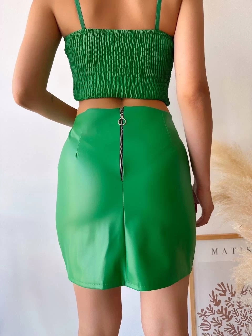 Tek yırtmaçlı arkadan fermuarlı deri etek yeşil s24475