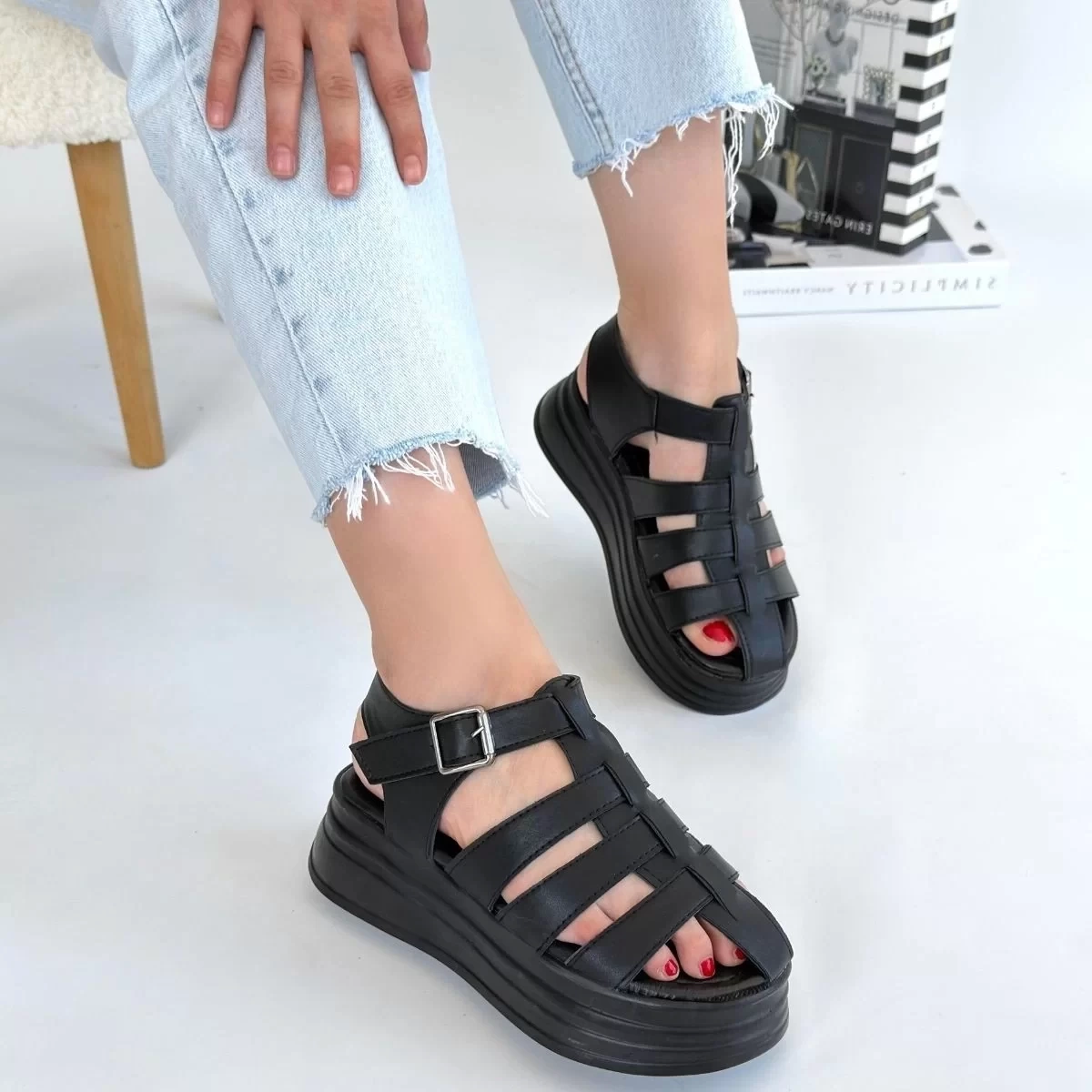 Toten Siyah Cilt Kemerli Sandalet