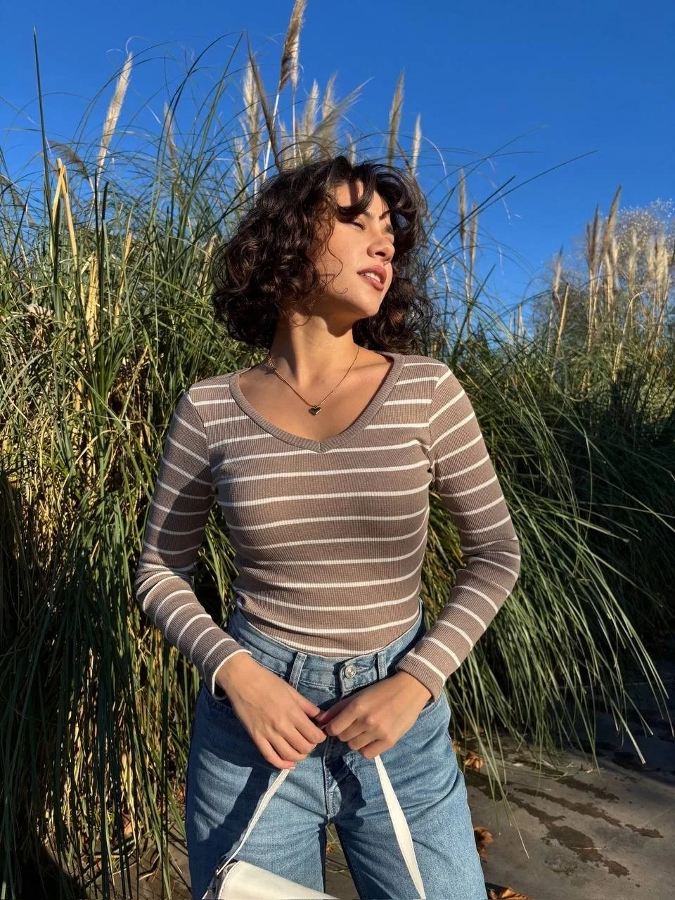 V yaka çizgili bluz bej