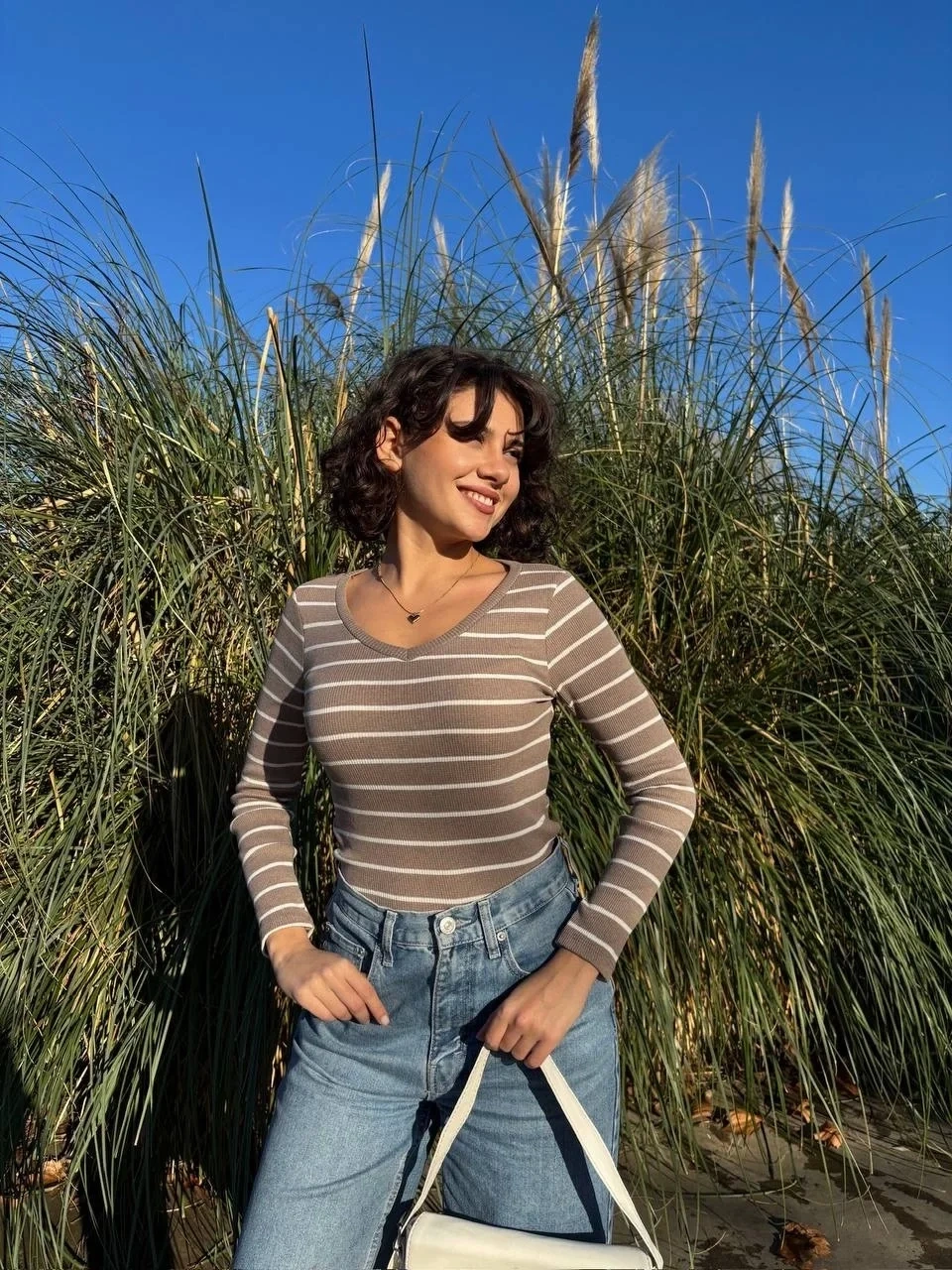 V yaka çizgili bluz bej