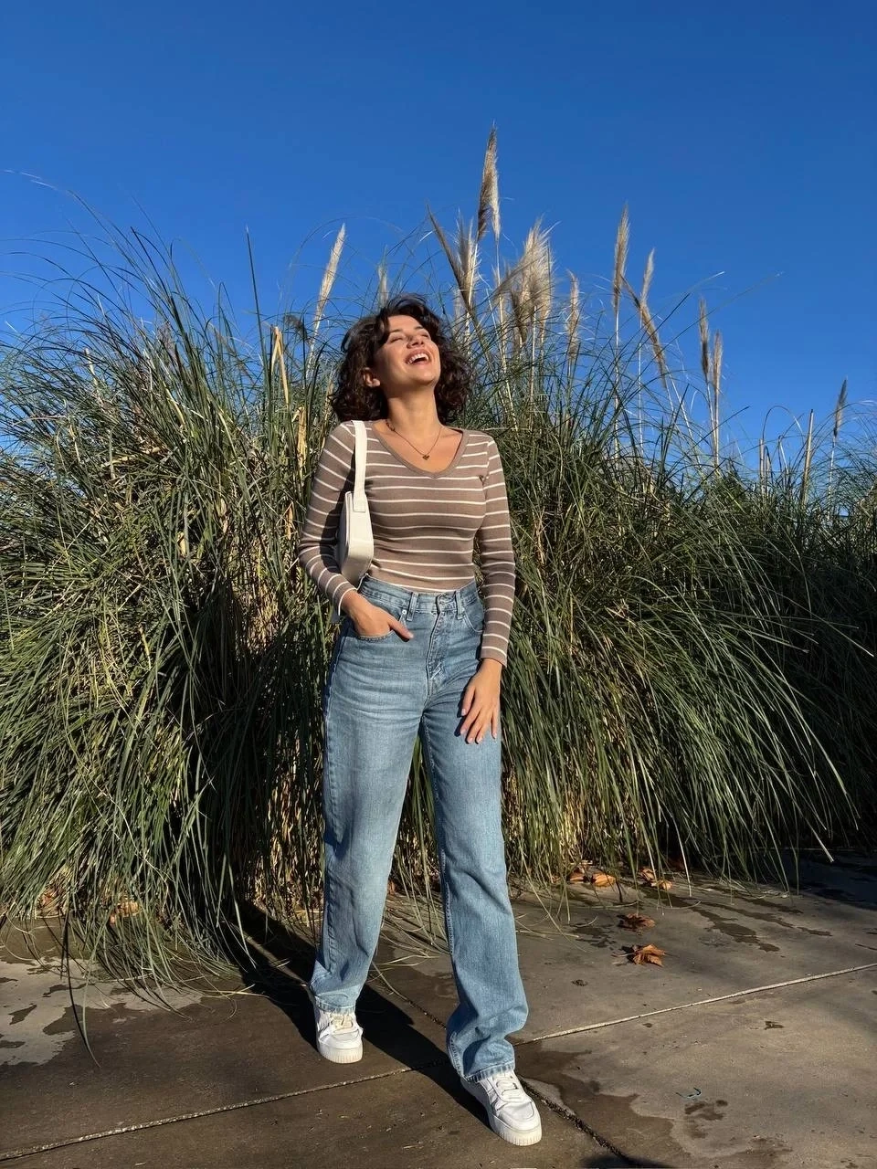 V yaka çizgili bluz bej