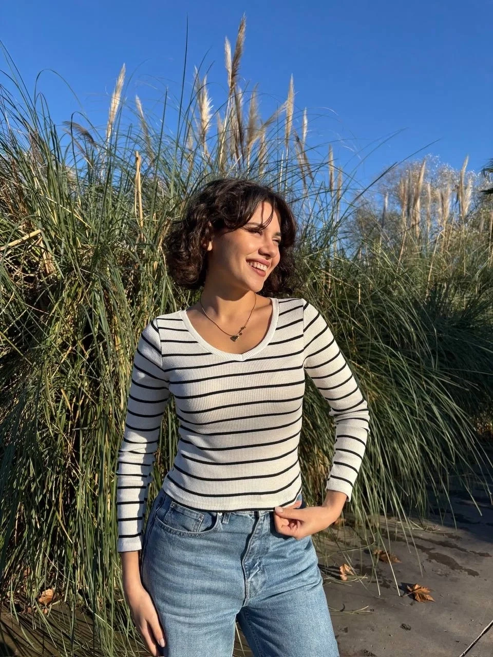 V yaka çizgili bluz beyaz