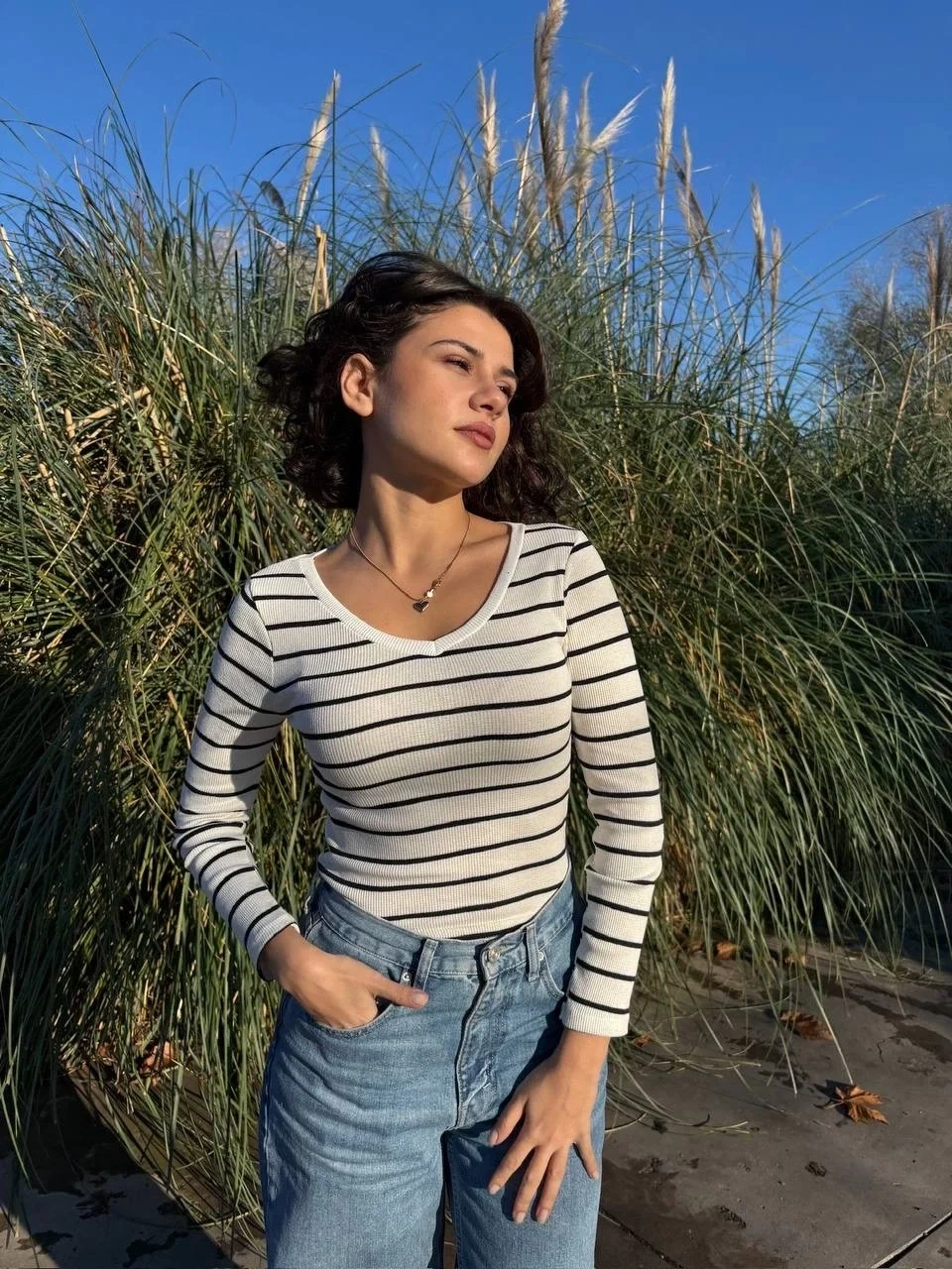 V yaka çizgili bluz beyaz