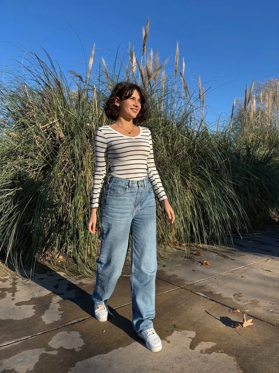 V yaka çizgili bluz beyaz